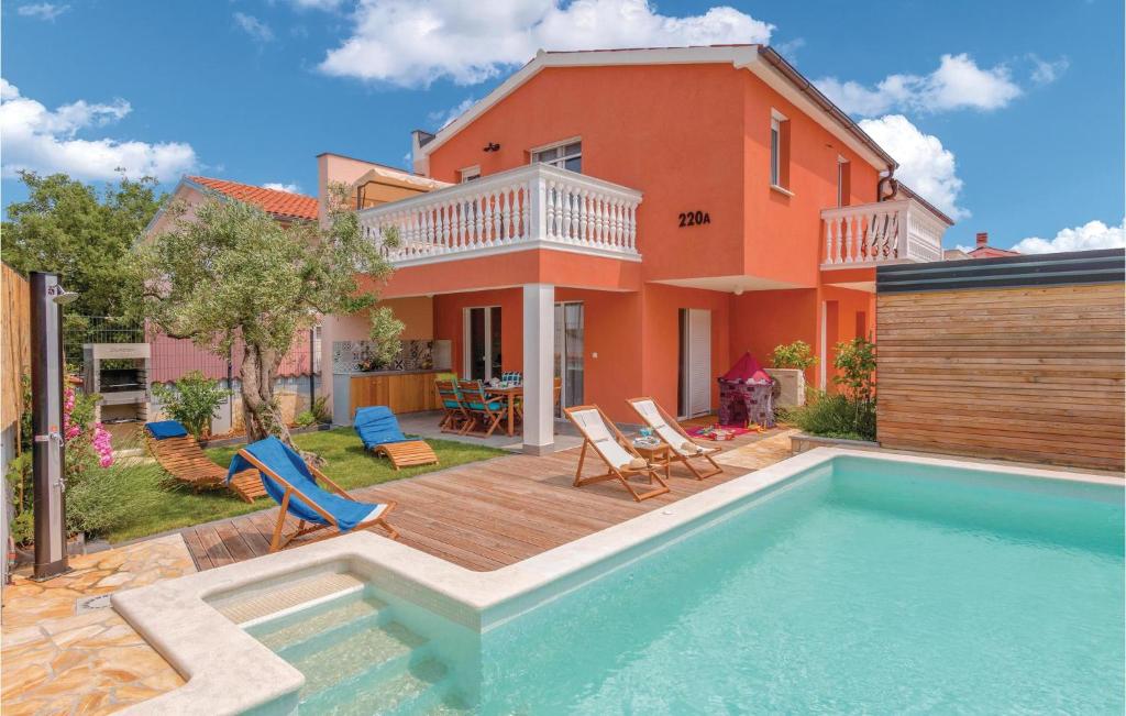 dom z basenem i domem w obiekcie Two-Bedroom Holiday Home In Barbariga w mieście Barbariga