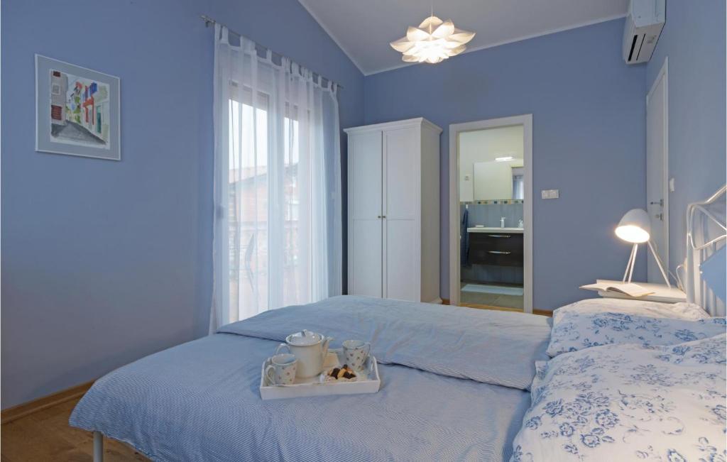 Łóżko lub łóżka w pokoju w obiekcie Two-Bedroom Holiday Home In Barbariga