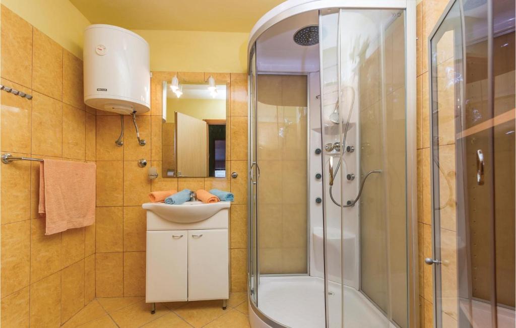 Koupelna v ubytování Two-Bedroom Apartment In Veli Jezenj
