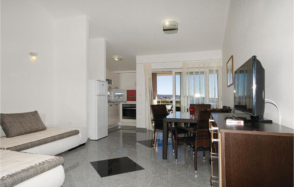 Kuchyňa alebo kuchynka v ubytovaní Beautiful Apartment In Bibinje