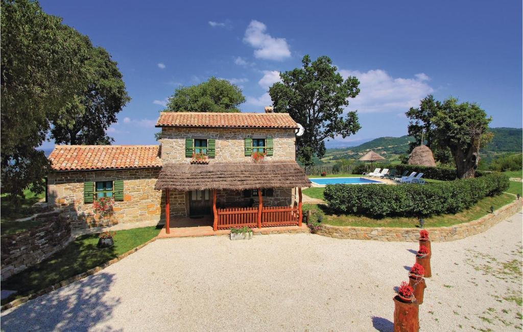 Bazén v ubytování Holiday Home Frki V nebo v jeho okolí