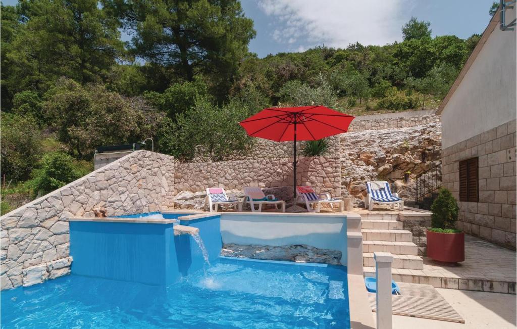 Bazén v ubytovaní Lovely Home In Pucisca With Jacuzzi alebo v jeho blízkosti