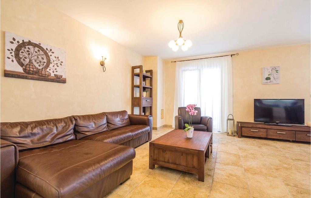 salon z kanapą i telewizorem w obiekcie Lovely Home In Turcic With Kitchen w mieście Vantačići