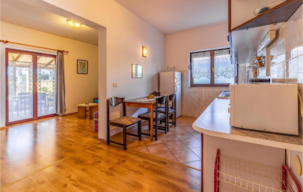 Kuchyňa alebo kuchynka v ubytovaní Lovely Apartment In Pula With Kitchen
