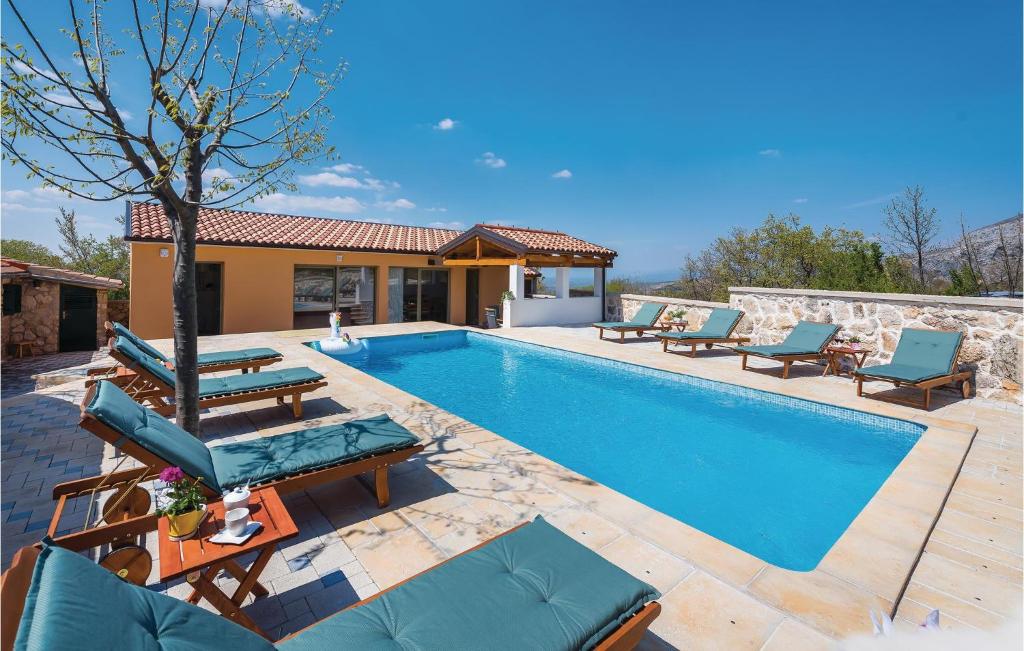 Bazén v ubytovaní 4 Bedroom Pet Friendly Home In Drnis alebo v jeho blízkosti