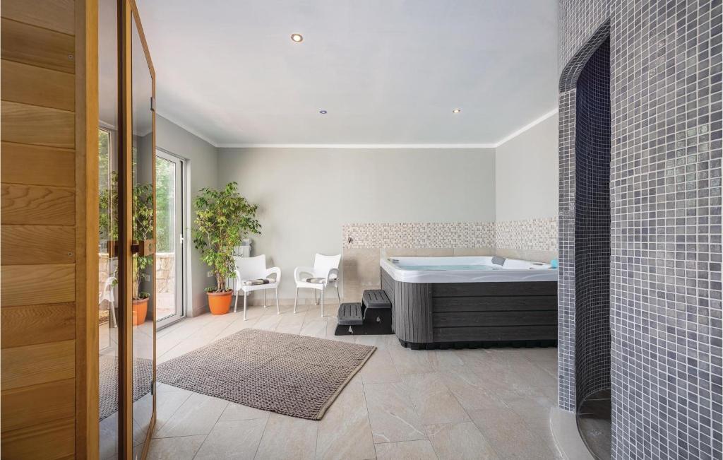 Posteľ alebo postele v izbe v ubytovaní Cozy Apartment In Labin With Sauna