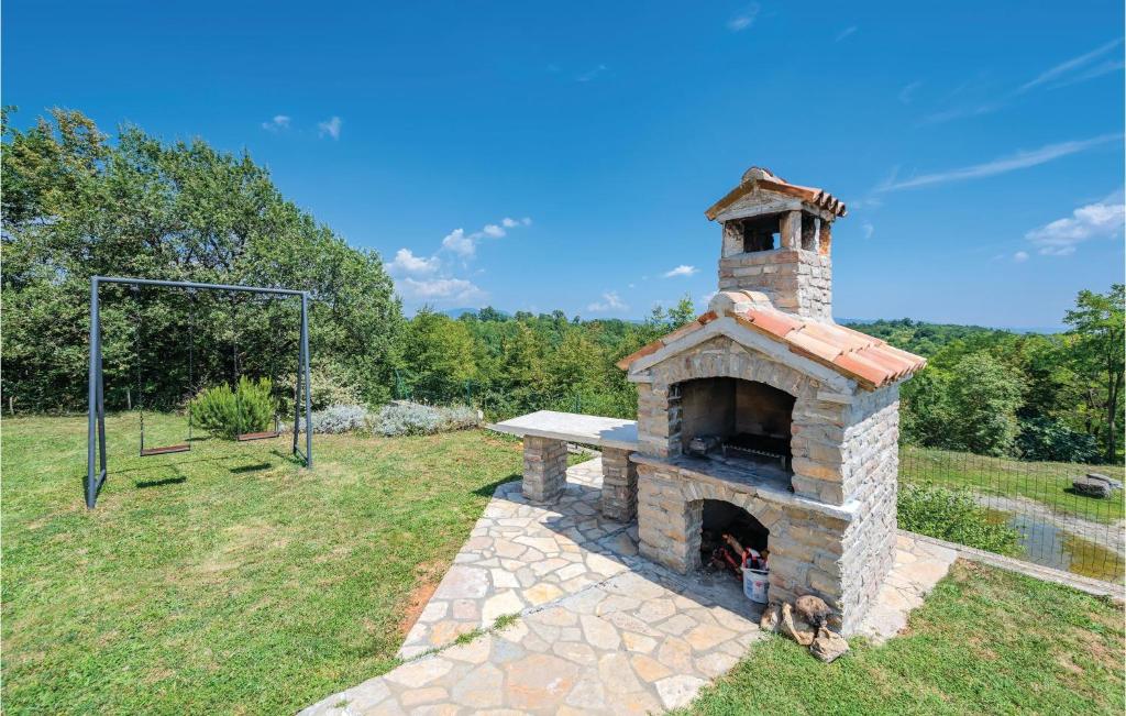 zewnętrzny piec ceglany z w obiekcie Four-Bedroom Holiday Home In Bregi w mieście Katun Gračanski