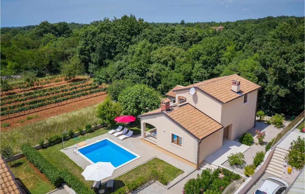 widok z lotu ptaka na dom z basenem w obiekcie Three-Bedroom Holiday Home In Tinjan w mieście Tinjan