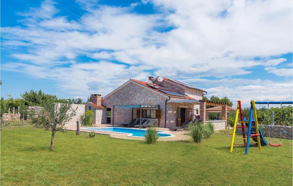 Bazén v ubytovaní 4 Bedroom Nice Home In Vodice alebo v jeho blízkosti