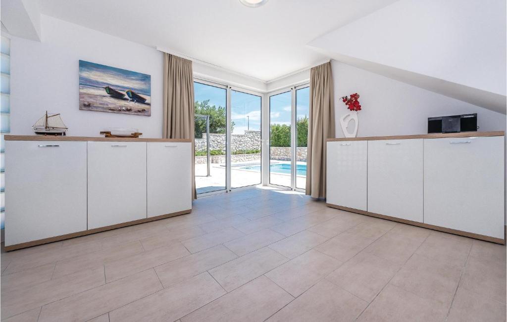 Kuchyňa alebo kuchynka v ubytovaní Holiday Home Betina 34 With Outdoor Swimmingpool
