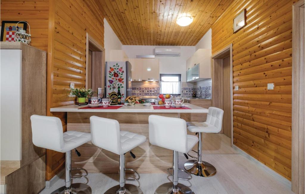 Kuchyňa alebo kuchynka v ubytovaní Two-Bedroom Apartment In Velika Gorica