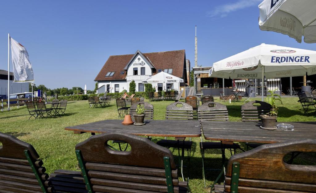 a group of tables and chairs in front of a house at Kanal 33 in Schafstedt