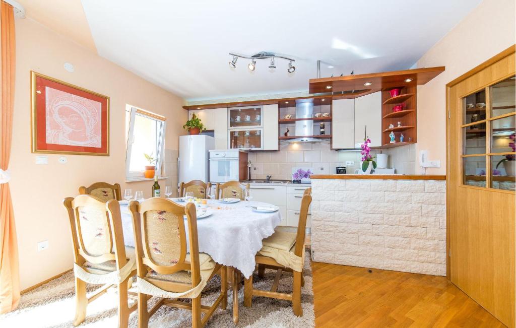Kuchyňa alebo kuchynka v ubytovaní Cozy Home In Kastel Luksic
