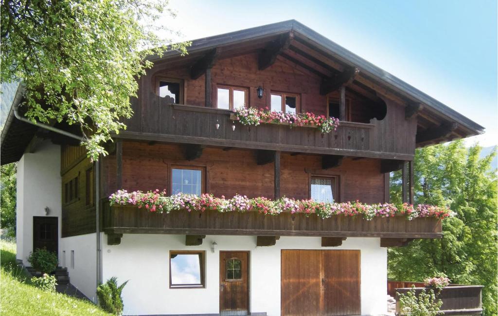 dom z balkonem z kwiatami w obiekcie Ansprechende Ferienwohnung w mieście Brixlegg