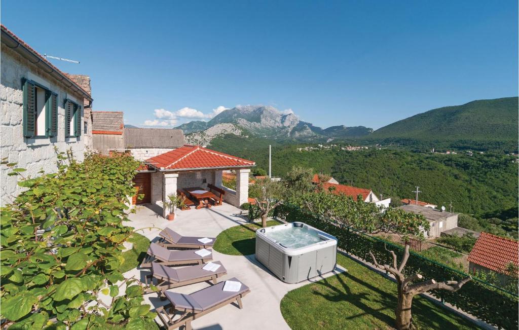 Three-Bedroom Holiday Home In Podgrade