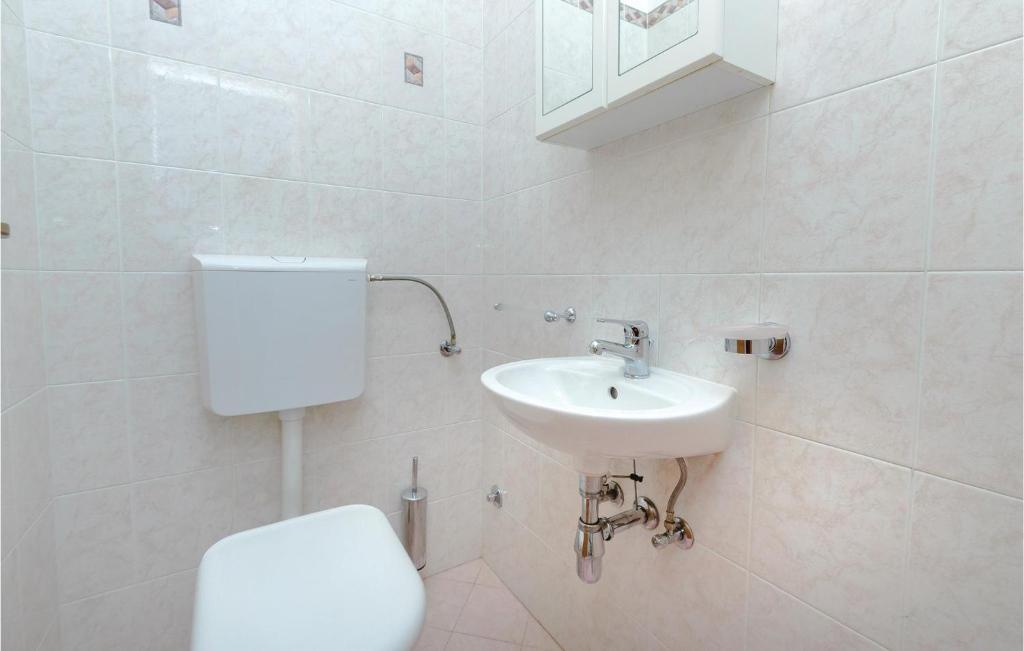 Kúpeľňa v ubytovaní Three-Bedroom Apartment Mokosica With Sea View 08