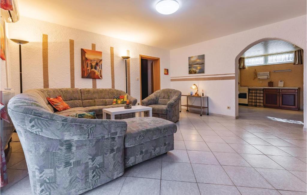 Część wypoczynkowa w obiekcie 3 Bedroom Awesome Apartment In Pavicini