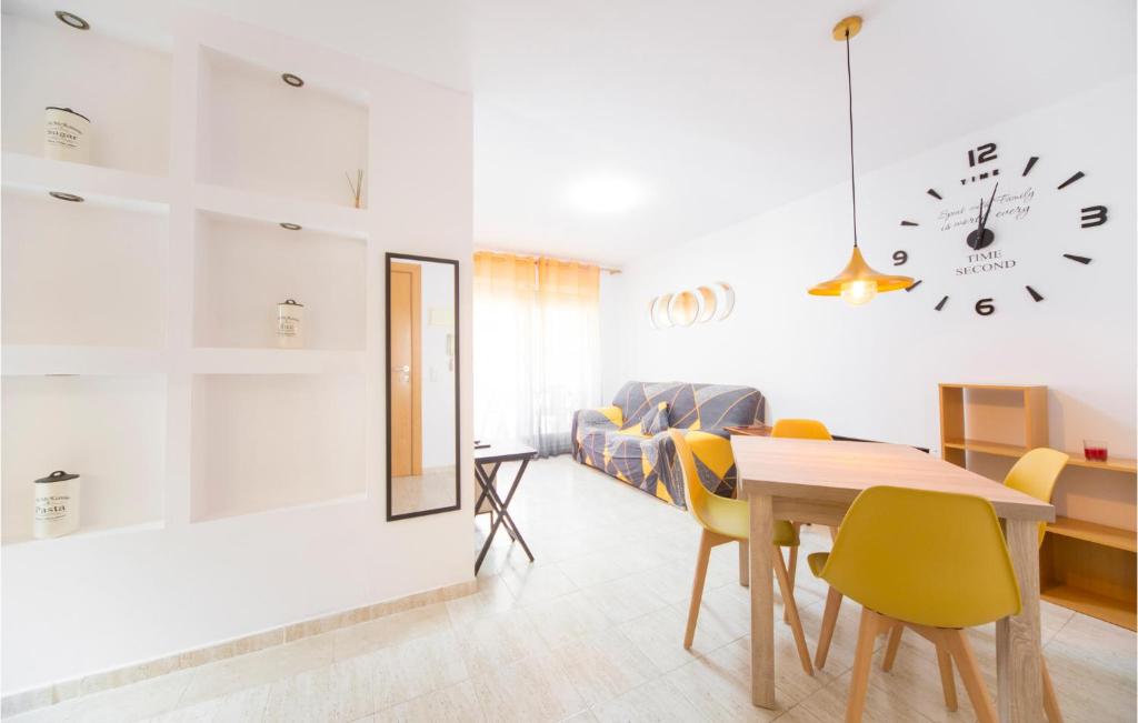 Χώρος καθιστικού στο Amazing Apartment In Oropesa Del Mar