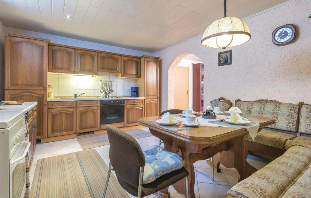 salon ze stołem i kuchnią w obiekcie 3 Bedroom Awesome Apartment In Pavicini w mieście Pavicini
