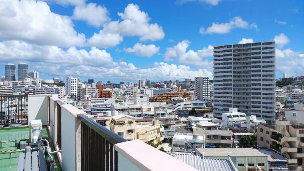 Vista general de Naha o vistes de la ciutat des de l'hostal o pensió