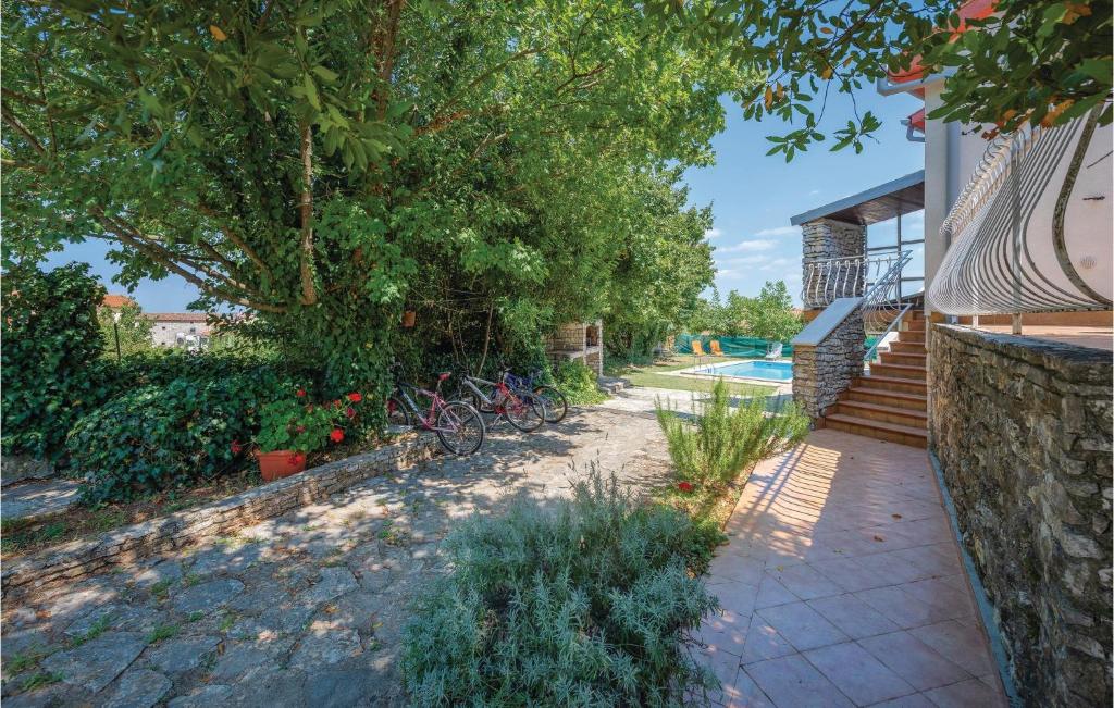 Ogród w obiekcie Beautiful Apartment In Rovinj With Wifi