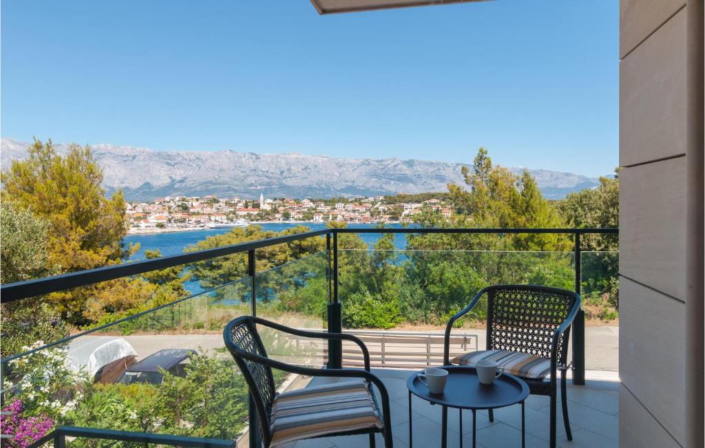 a balcony with two chairs and a table at Gorgeous Apartment In Selca With Wifi in Selca