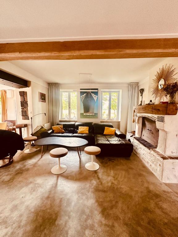 un salon avec un canapé et une table dans l'établissement Maison de charme à 1h30 de Paris, à Nargis