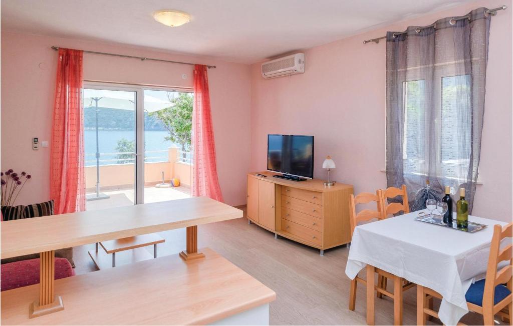 Televízia a/alebo spoločenská miestnosť v ubytovaní Holiday Home Zastrazisce With Sea View 04