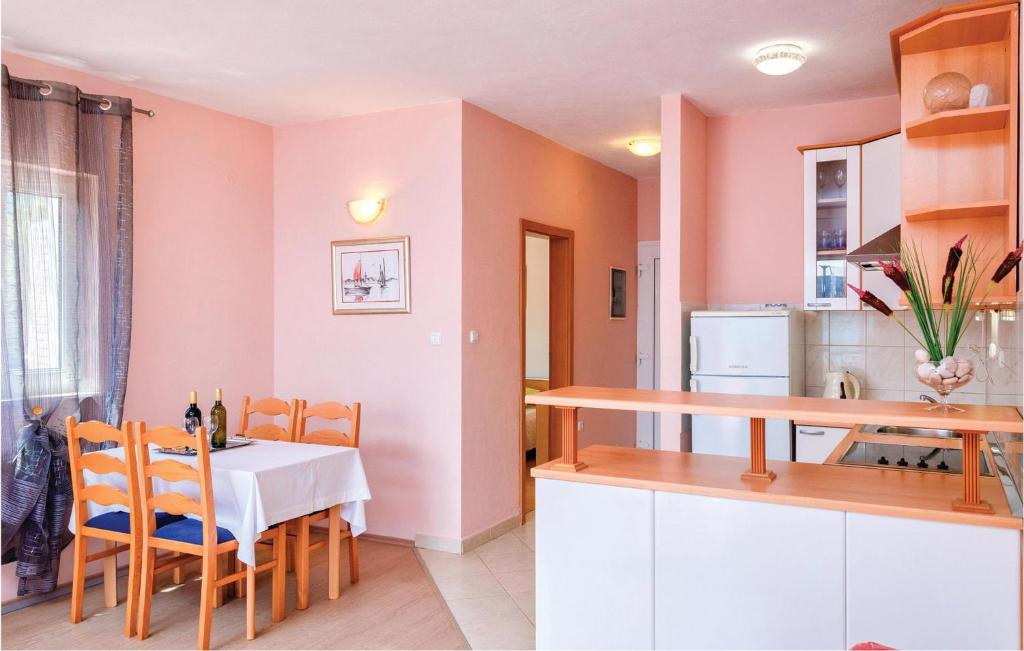 Kuchyňa alebo kuchynka v ubytovaní Holiday Home Zastrazisce With Sea View 04