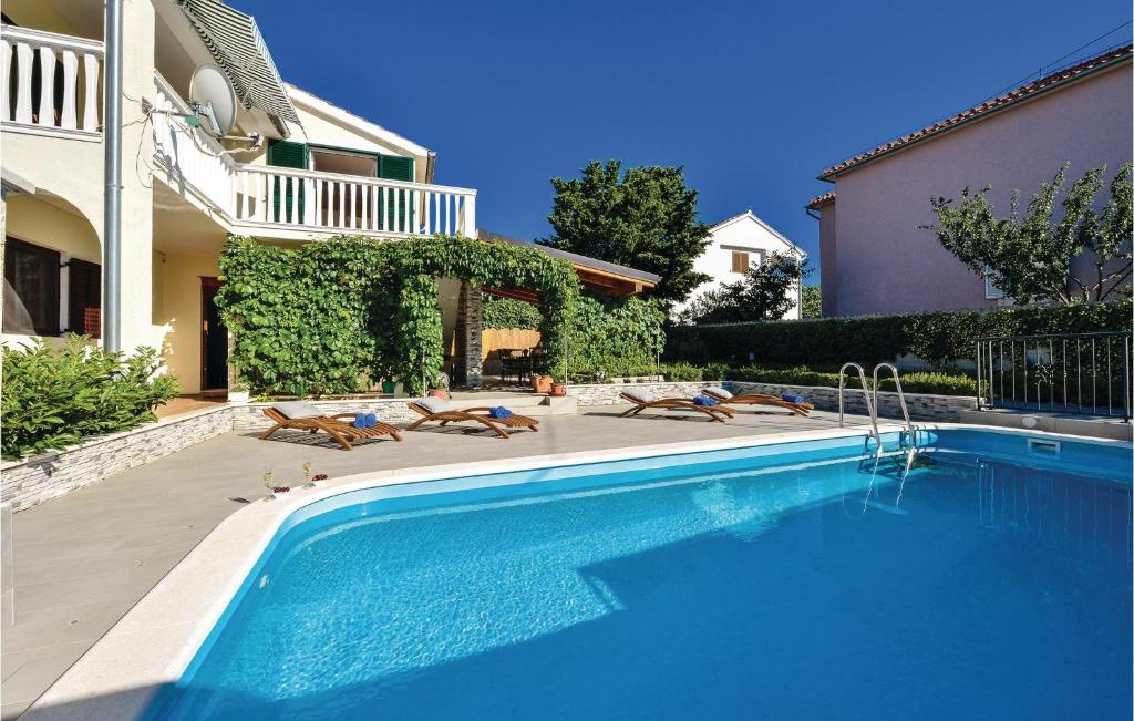 Bazén v ubytování Holiday Home Murter 44 With Outdoor Swimmingpool nebo v jeho okolí