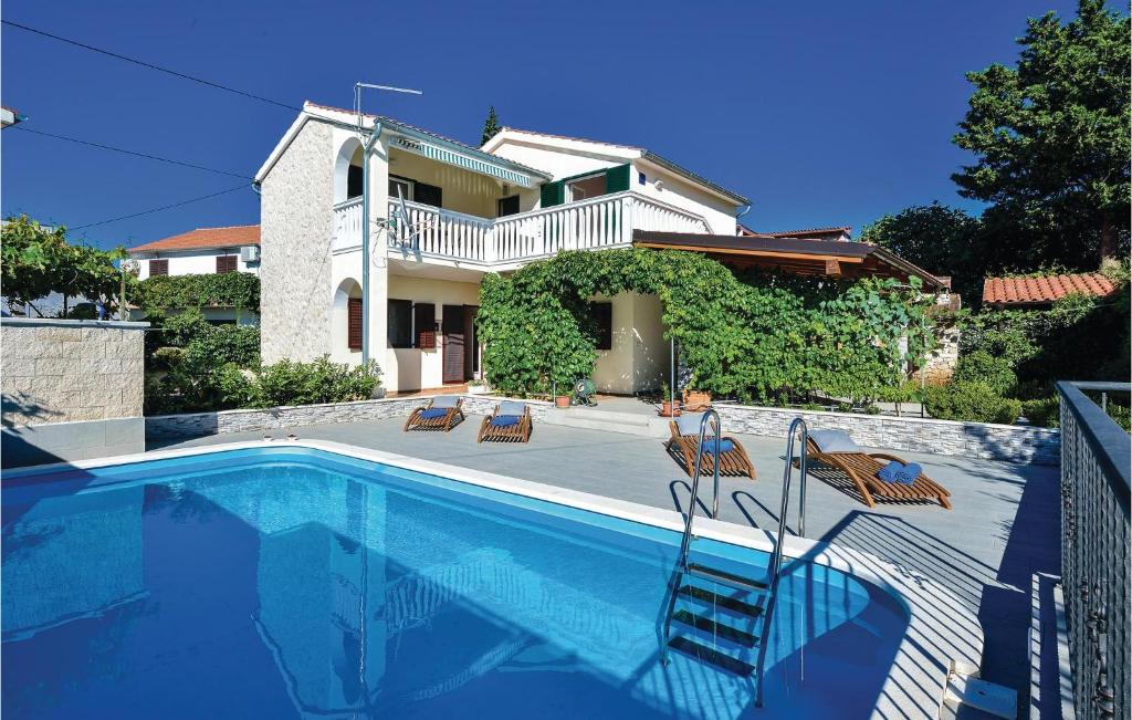 Bazén v ubytování Holiday Home Murter 44 With Outdoor Swimmingpool nebo v jeho okolí