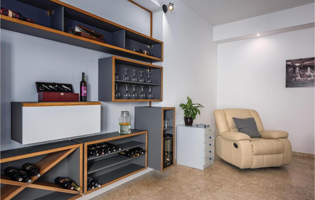 Posezení v ubytování Five-Bedroom Holiday Home In Zminj