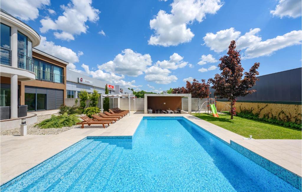 Bazén v ubytování Five-Bedroom Holiday Home In Zminj nebo v jeho okolí
