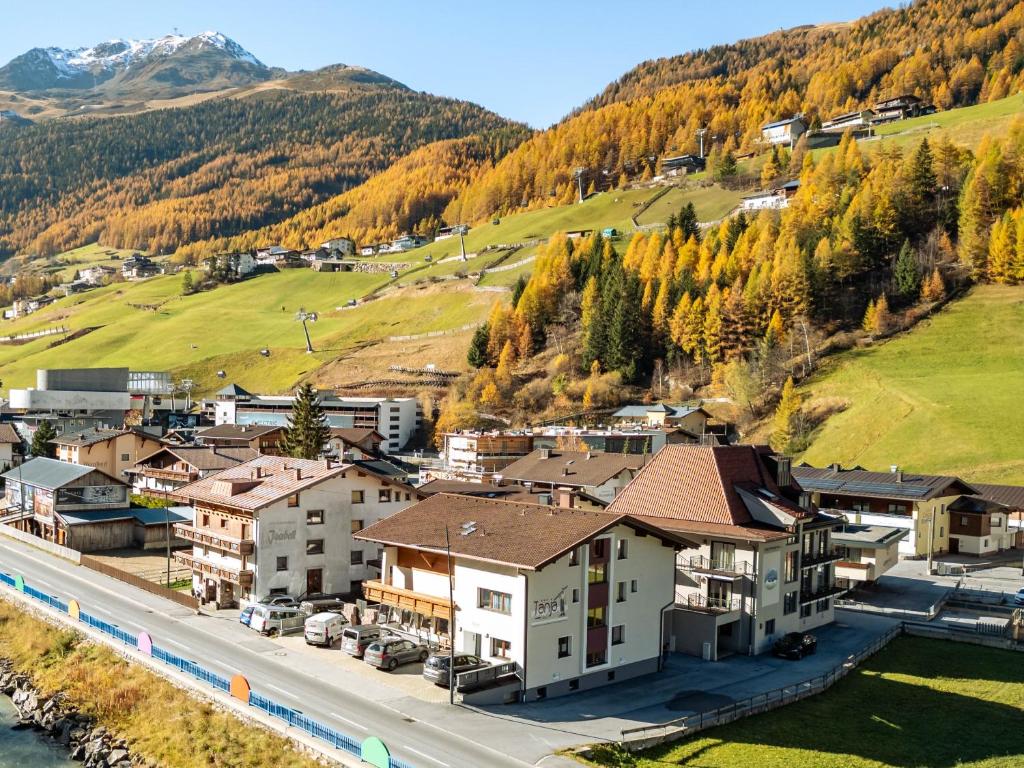 een luchtzicht op een klein stadje in de bergen bij Haus Tanja in Sölden