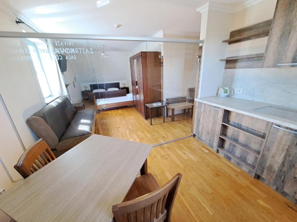 Kuchyň nebo kuchyňský kout v ubytování Parma Guesthouse & Apartments