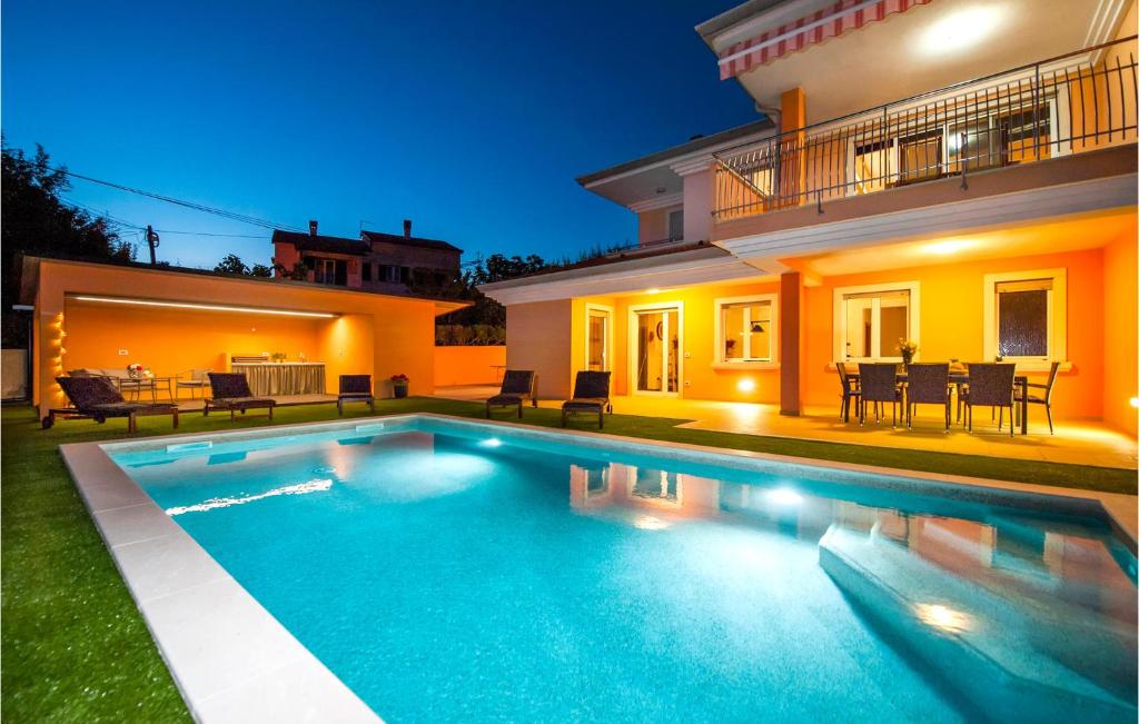 Piscina de la sau aproape de Gorgeous Home In Rovinjsko Selo