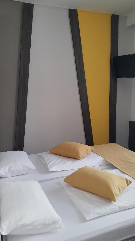 Postel nebo postele na pokoji v ubytování Hotel Emonec