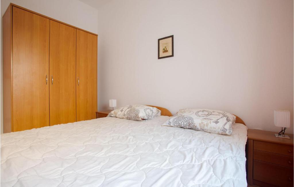 Postel nebo postele na pokoji v ubytování Beautiful Apartment In Petrcane