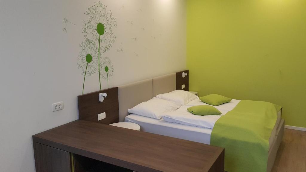 Postel nebo postele na pokoji v ubytování Hotel Emonec