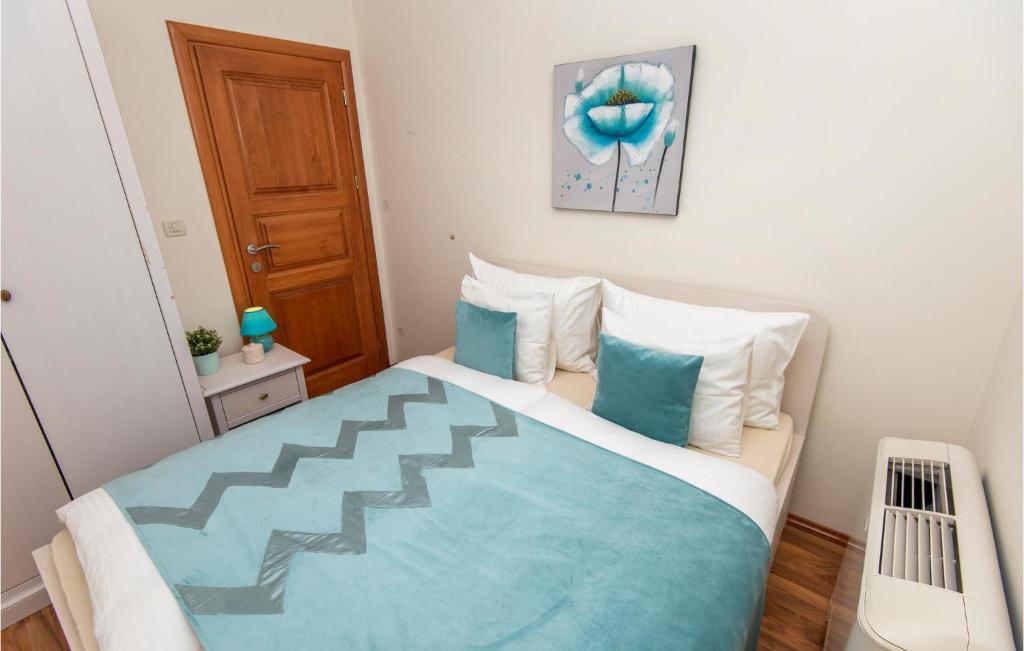 Postel nebo postele na pokoji v ubytování 1 Bedroom Lovely Apartment In Podstrana