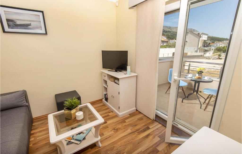Kuchyň nebo kuchyňský kout v ubytování 1 Bedroom Lovely Apartment In Podstrana
