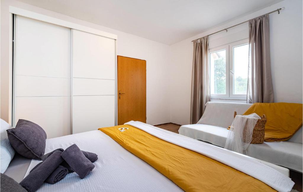 Postel nebo postele na pokoji v ubytování 1 Bedroom Amazing Home In Zelengrad