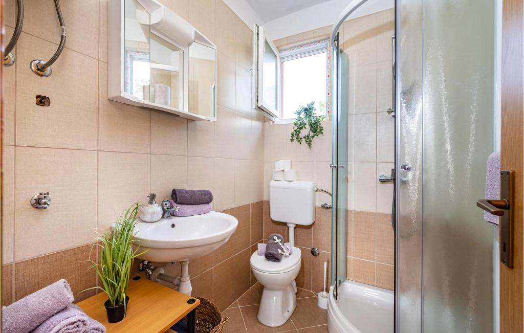 Koupelna v ubytování 1 Bedroom Amazing Home In Zelengrad