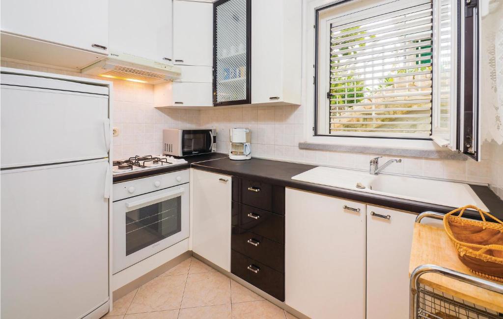 Kuchyňa alebo kuchynka v ubytovaní Apartment Rudarska