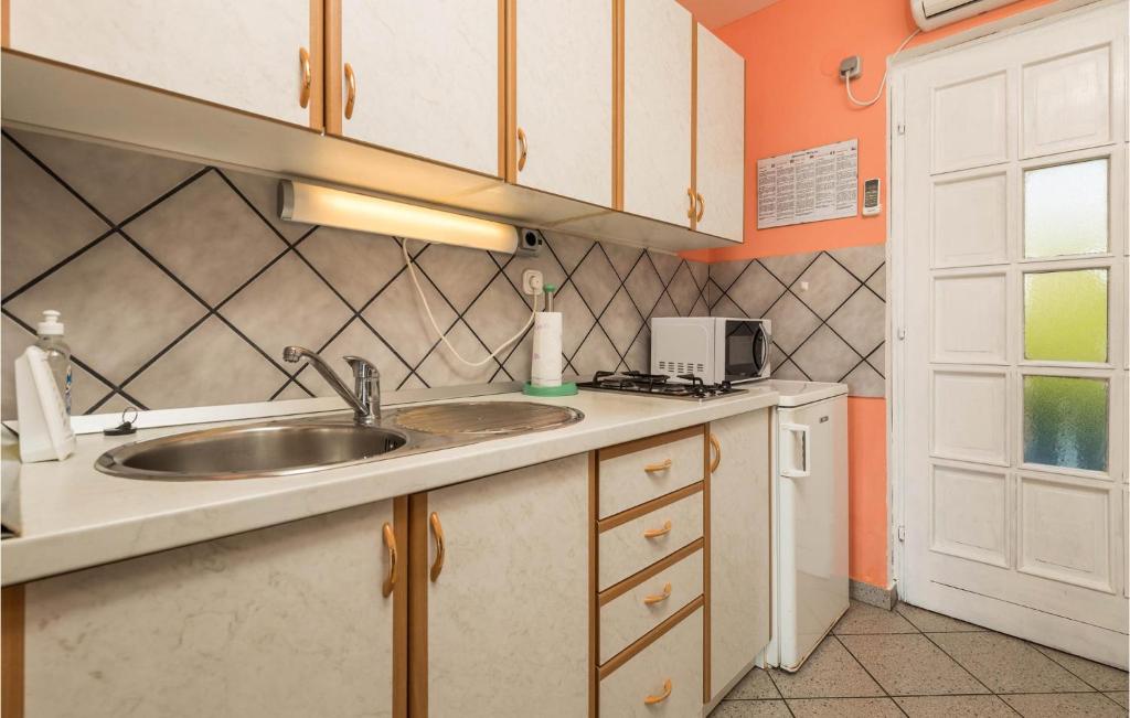 1 Bedroom Gorgeous Apartment In Stara Novalja - One-Bedroom Apartment