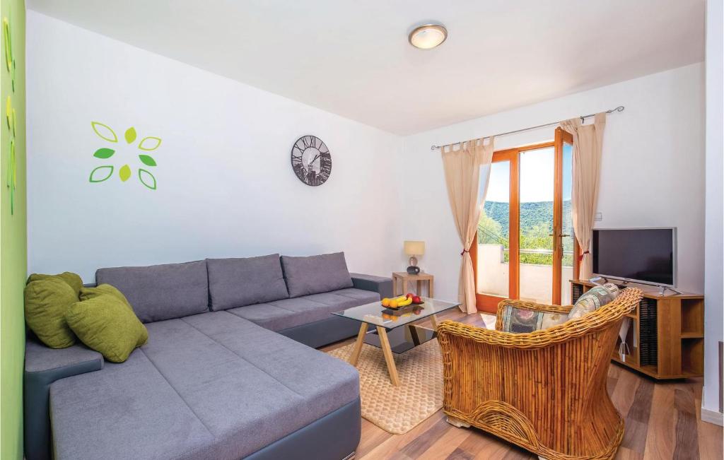 Posezení v ubytování 4 Bedroom Cozy Home In Krizisce