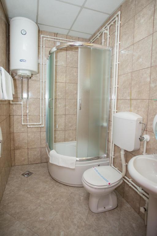 Ένα μπάνιο στο Sin-Kom Hotel Garni