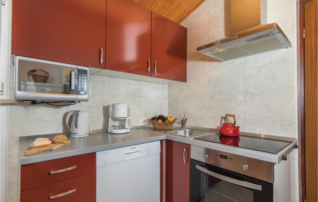 Kuchnia lub aneks kuchenny w obiekcie 3 Bedroom Cozy Apartment In Labin