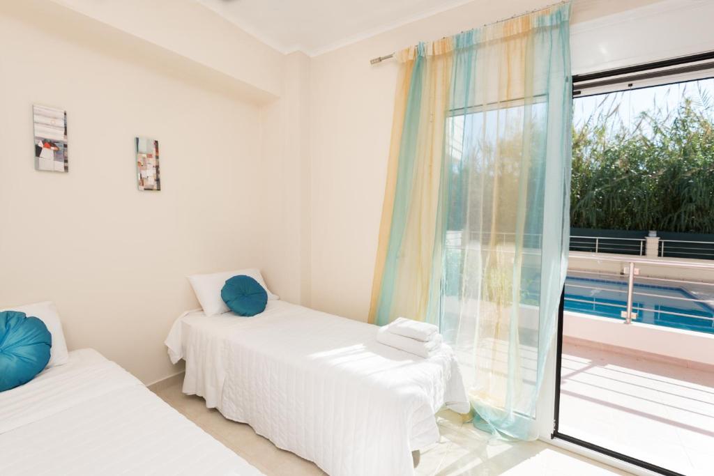 Posteľ alebo postele v izbe v ubytovaní Kronos Villas