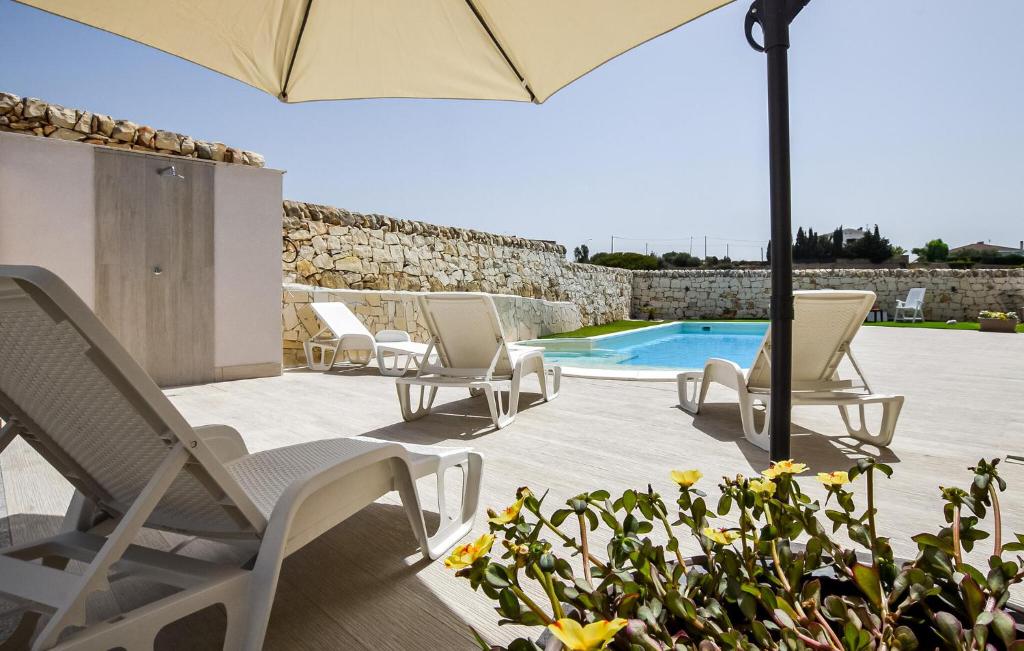 Bazén v ubytovaní Amazing Home In Ragusa alebo v jeho blízkosti